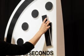 Bulletin of the Atomic Scientists: 85 sec πριν απ’ τα μεσάνυχτα